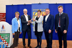 Foto mit fünf Personen in einer Reihe
