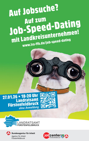 Kopf von Mops, der durch ein Fernglas schaut