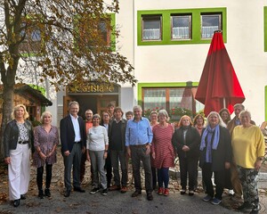 Landrat Karmasin steht mit ehemaligen Mitarbeitern des Landratsamtes vor dem Bräustüberl Maisach.