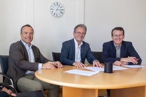 Startschuss für die neue Klima- und Energie-Agentur der Landkreise Starnberg, Fürstenfeldbruck und Landsberg am Lech gGmbH: Landräte Stefan Frey, Thomas Karmasin und Thomas Eichinger bei der notariellen Beurkundung (v.r.). Foto: Landratsamt Starnberg. Drei Herren sitzen an einem Schreibtisch nebeneinander, vor sich Verträge liegend.