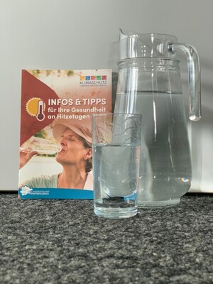 Krug mit Wasser steht vor neuer Info-Broschüre.