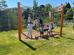 Kinder spielen auf der neuen Tampenschaukel.