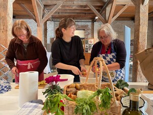 Die Brucker Ernährungsrätinnen Rita Lambert, Monika Haubner und Ulrike Schwickart kochen Erntedank-Suppe für den guten Zweck. Quelle: LRA FFB 2024 / Regionalmanagement