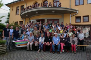 Gruppenfoto vor dem Lichtspielhaus FFB