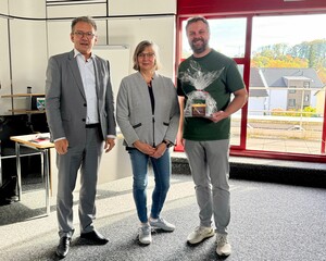Landrat Thomas Karmasin vereidigt Ulrike Saatze (Bündnis 90/Die Grünen) als neues Kreistagsmitglied und verabschiedet Christian Huber (Bündnis 90/Die Grünen) aus seinem Amt. (Quelle: LRA-FFB 2024)