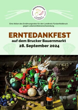 Mit Obst und Gemüse gefüllter Erntedank-Korb.