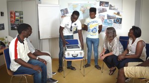 Foto: Fünf Personen in Besprechung