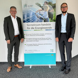 2 Menschen vor Roll-Up