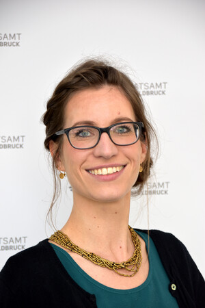 Judith Kellerer vor Roll-Up mit Landratsamt-Logo.