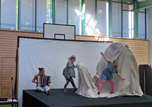 Tourneetheater Ensemble Radiks auf der Bühne