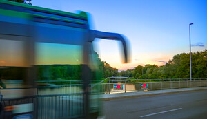 Beispielfoto vorbeifahrender Bus