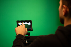 Hand bedient einem Touch-Screen.