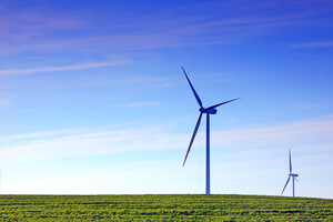 Windkraftanlage auf Hügel