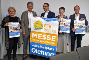Gruppenfoto: 3 Männer und zwei Frauen halten vor sich jeweils ein Plakat der Messe FFB-Schau