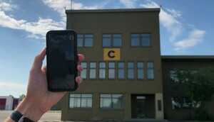 Smartphone ist auf alten Tower gerichtet.
