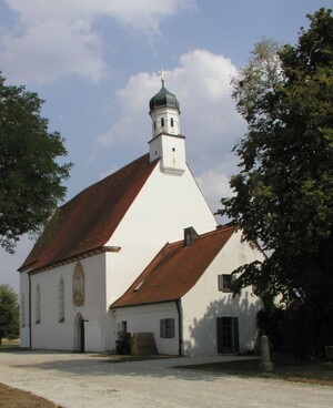 Blick auf die St. Willibald-Kirche in Jesenwang
