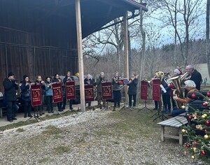 Posaunenchor spielt vor Jexhof-Stadel.