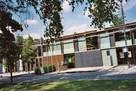 Urbane Architektur mit viel Holz und Glas 