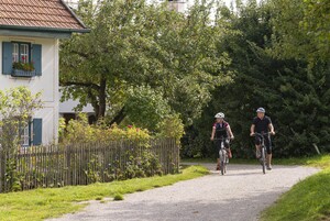 Zwei Fahradfahrer fahren auf einem Radweg beim Jexhof.