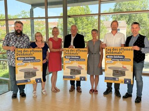 Menschen mit Plakat in der Hand