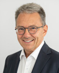 Portrait Landrat Thomas Karmasin im schwarzen Anzug