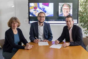 Andreas Weigand, der neue Geschäftsführer der Klima- und Energieagentur, unterschreibt seinen Arbeitsvertrag