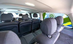 Innenraum eines Minibusses von innen hinten nach vorne fotografiert zeigt 8 Sitze