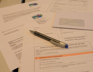 Stift liegt auf Antragsbogen.