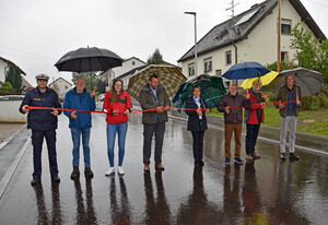 Menschen schneiden Eröffnungsband durch