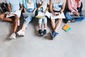 Bild von Studenten mit Laptop