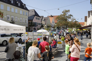 Passanten schlendern über den Brucker Marktplatz.