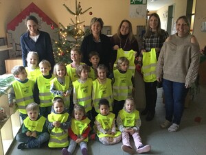 Wichtelgruppe des Kinderhauses Konfetti in den geschenkten Sicherheitswesten vor dem Christbaum