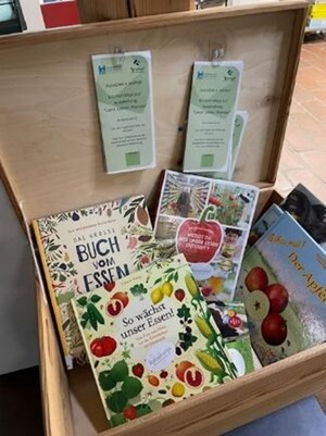 5 Bilderbücher in einer Holzkiste mit geöffnetem Deckel
