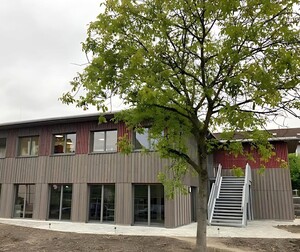 Blick auf den neuen Modulbau aus Holz.
