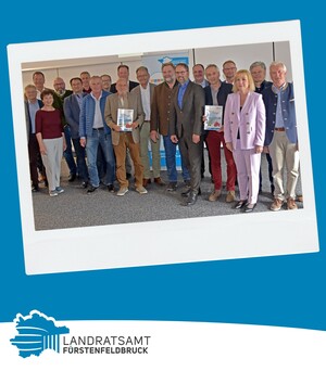 Gruppenfoto zeigt 17 Männer und zwei Frauen