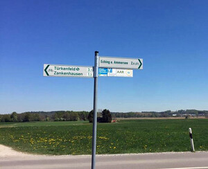 Foto: Radwegweiser bei Türkenfeld: Hier wurden die neuen Wegweiser des Radwegbeschilderungsnetz für den Landkreis Fürstenfeldbruck bereits montiert.